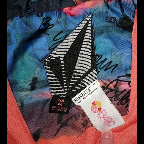 Volcom Snowboarding Jacket - Picture 3 of 4
